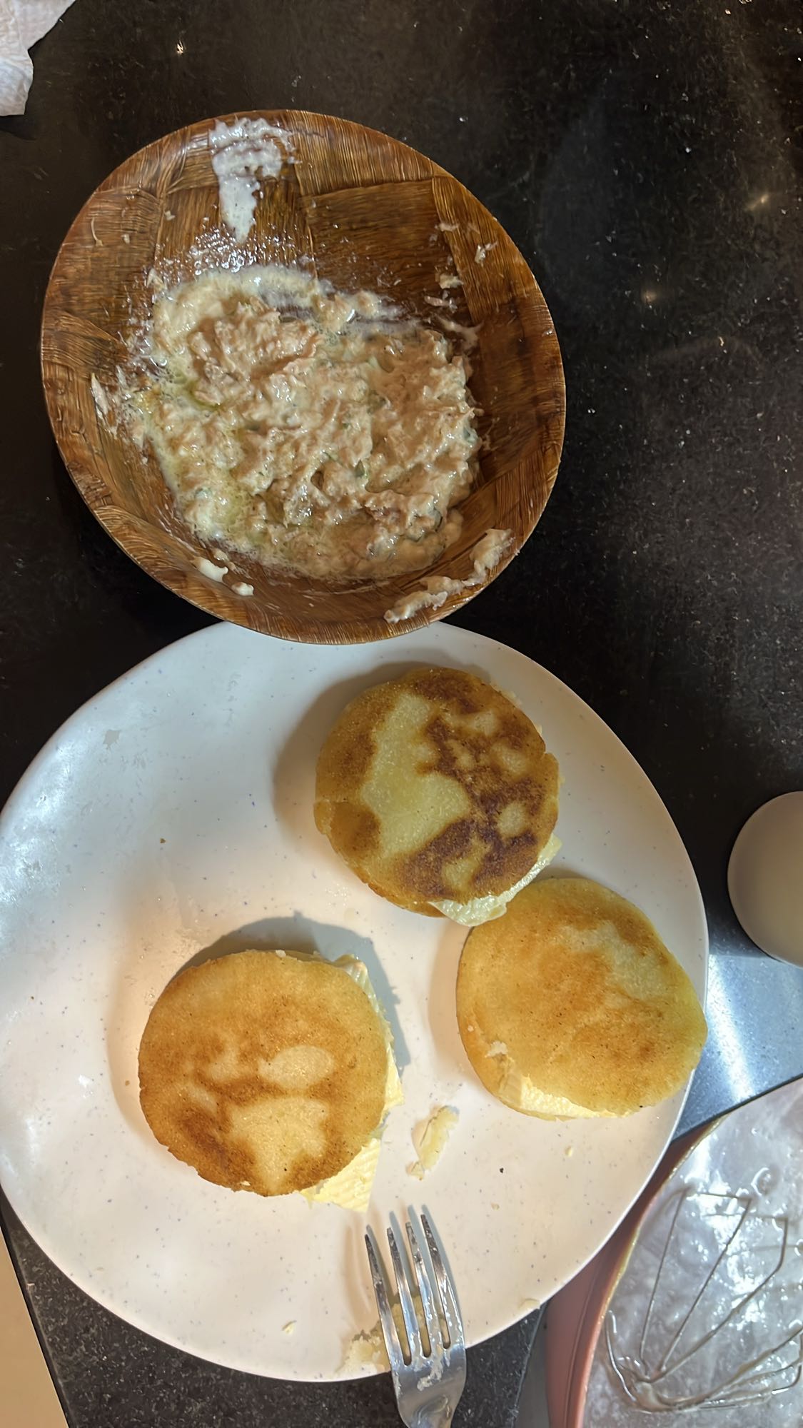 Arepas rellenas de queso con atún y salsa agria