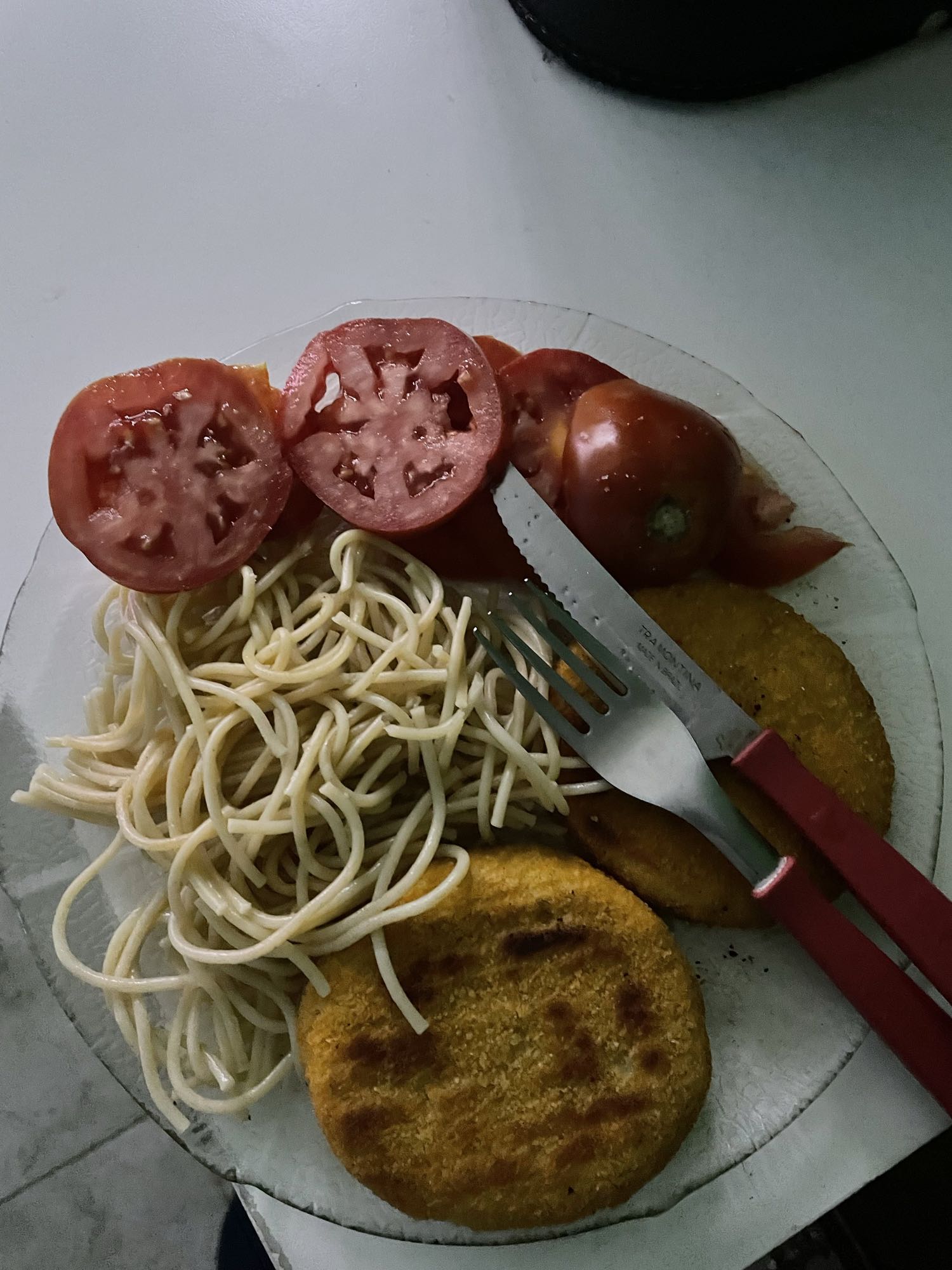 Fideos con tomate y medallones de pollo