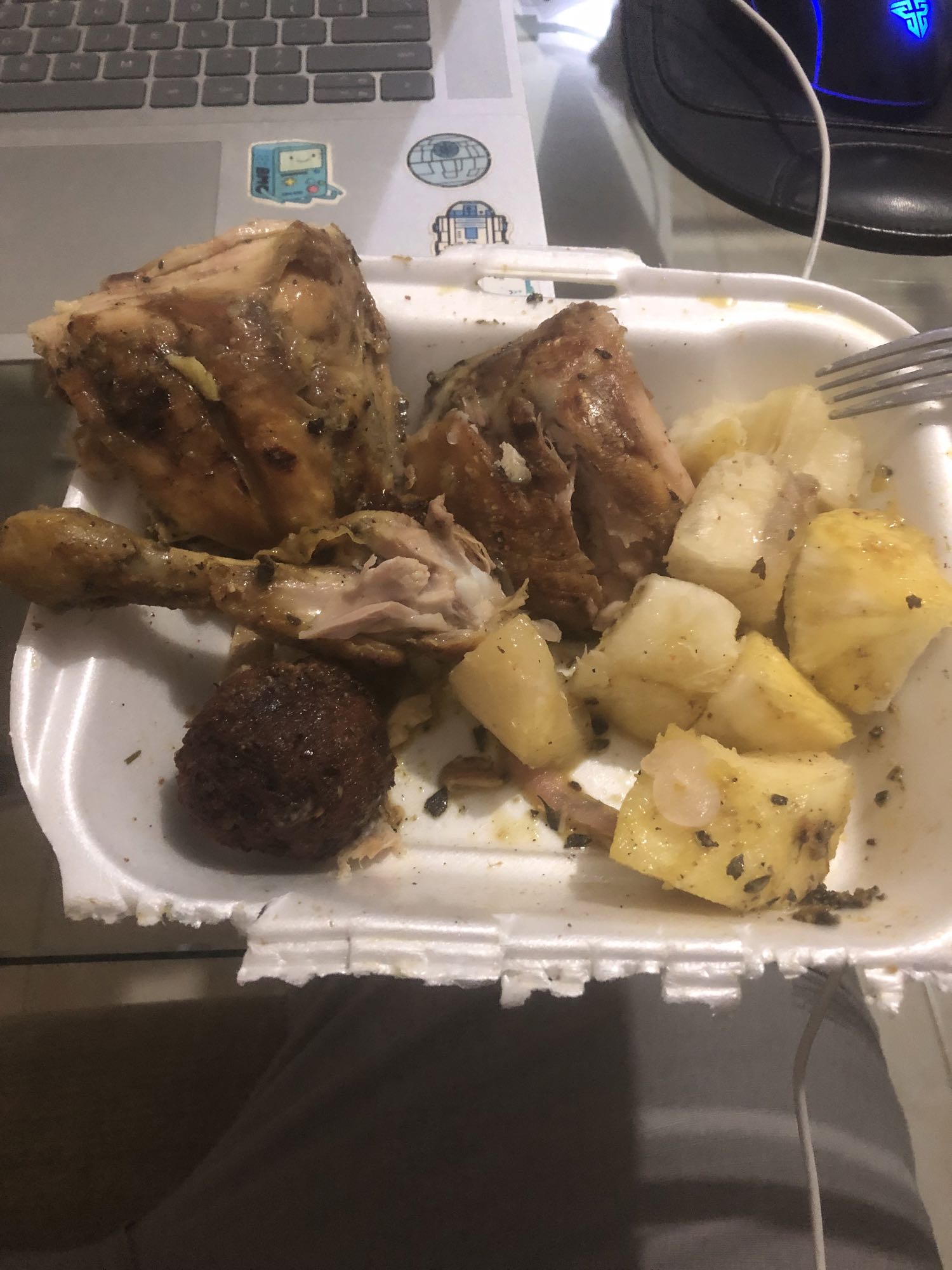 Pollo con yuca y albóndiga