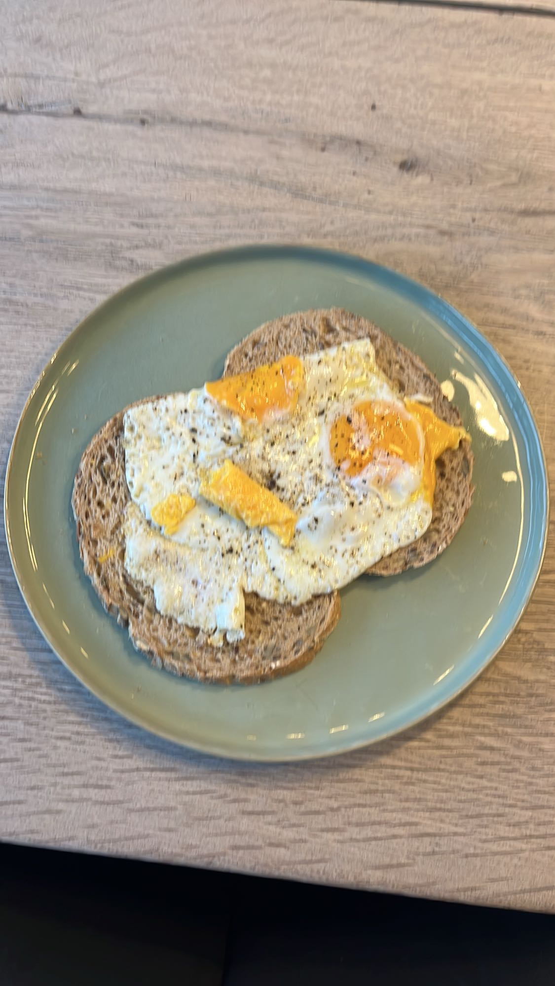 Gebakken ei op brood