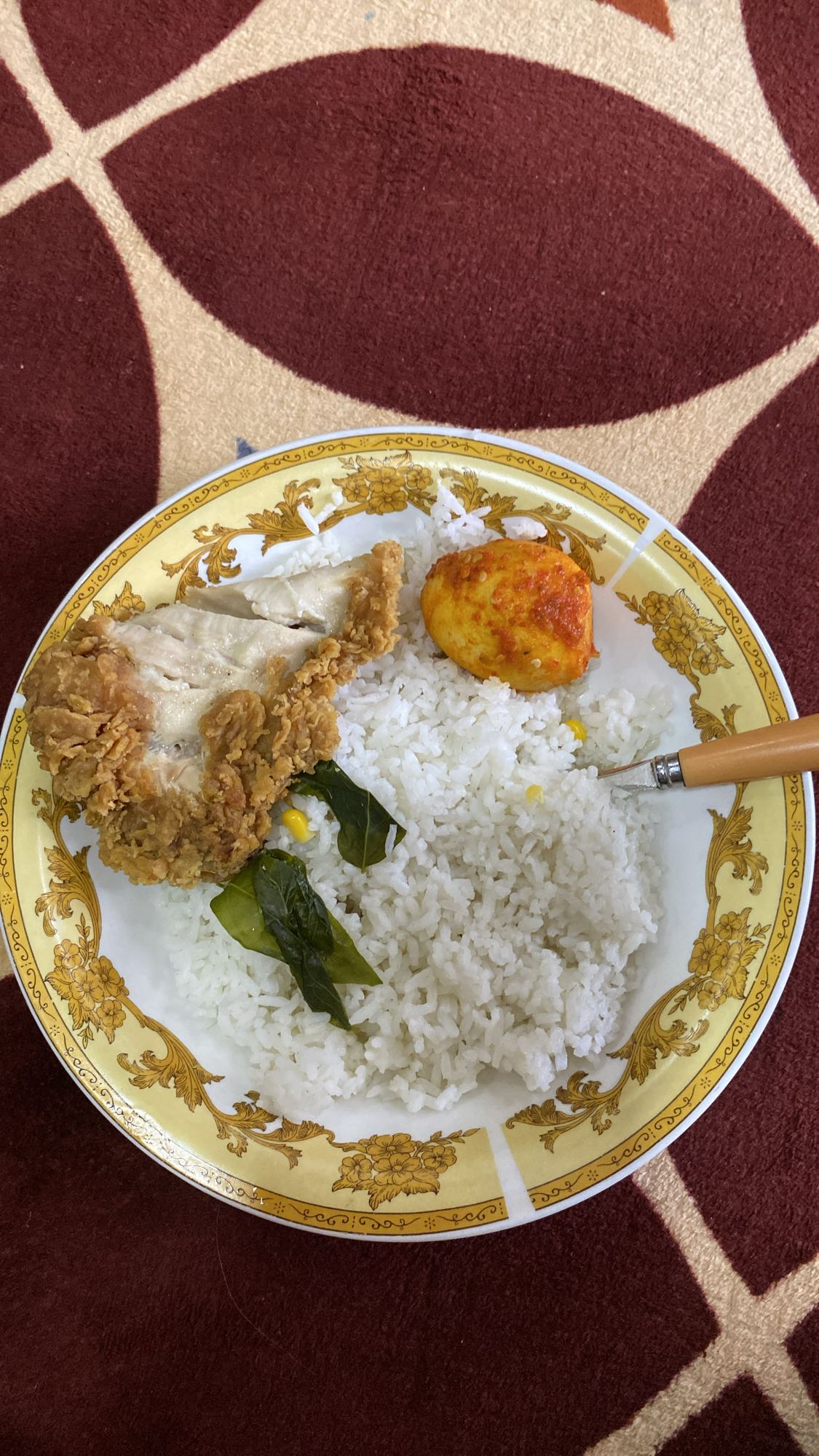 Nasi ayam goreng dan telur