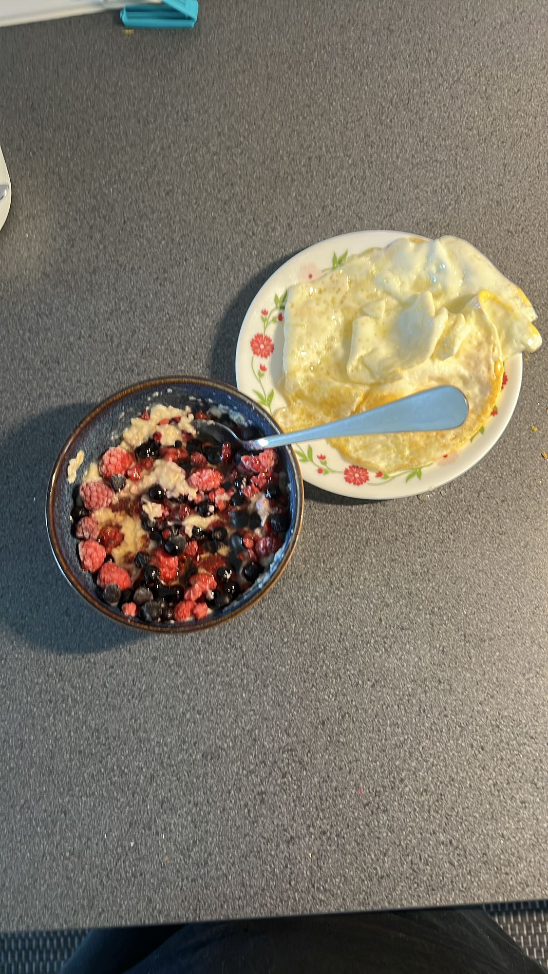 Havregryn med bär och ägg