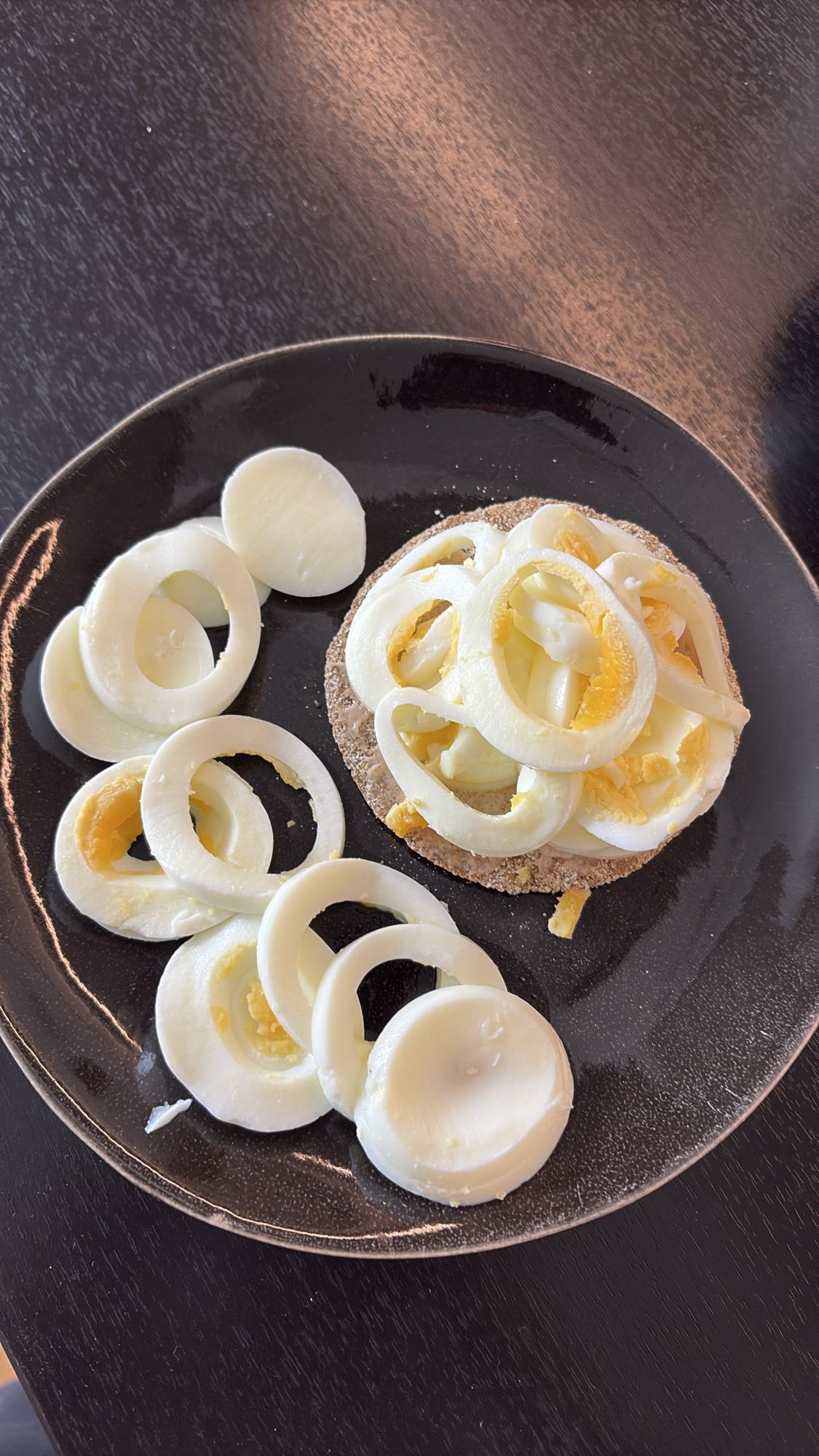 Ägg på knäckebröd