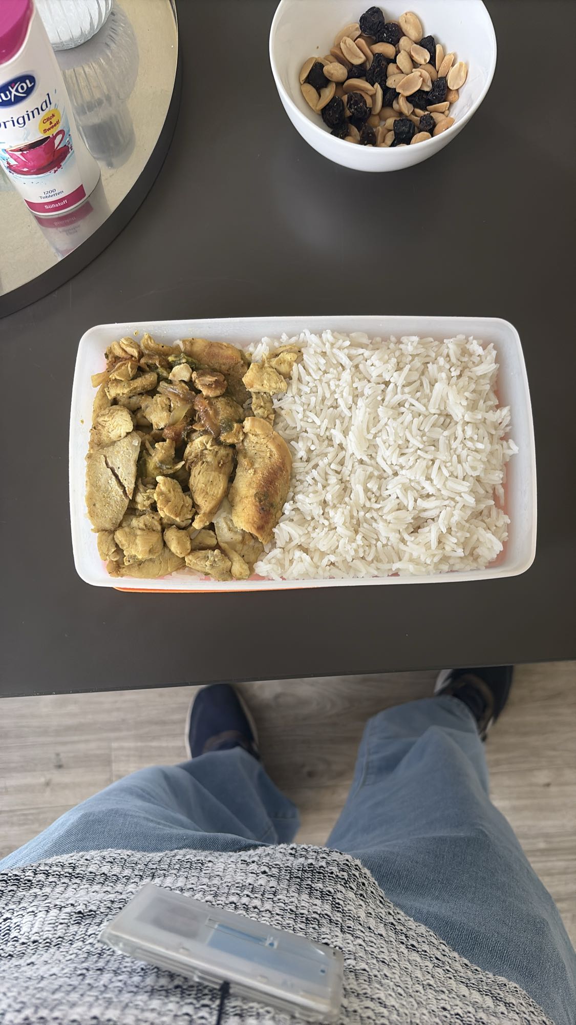 Arroz con pollo y snack