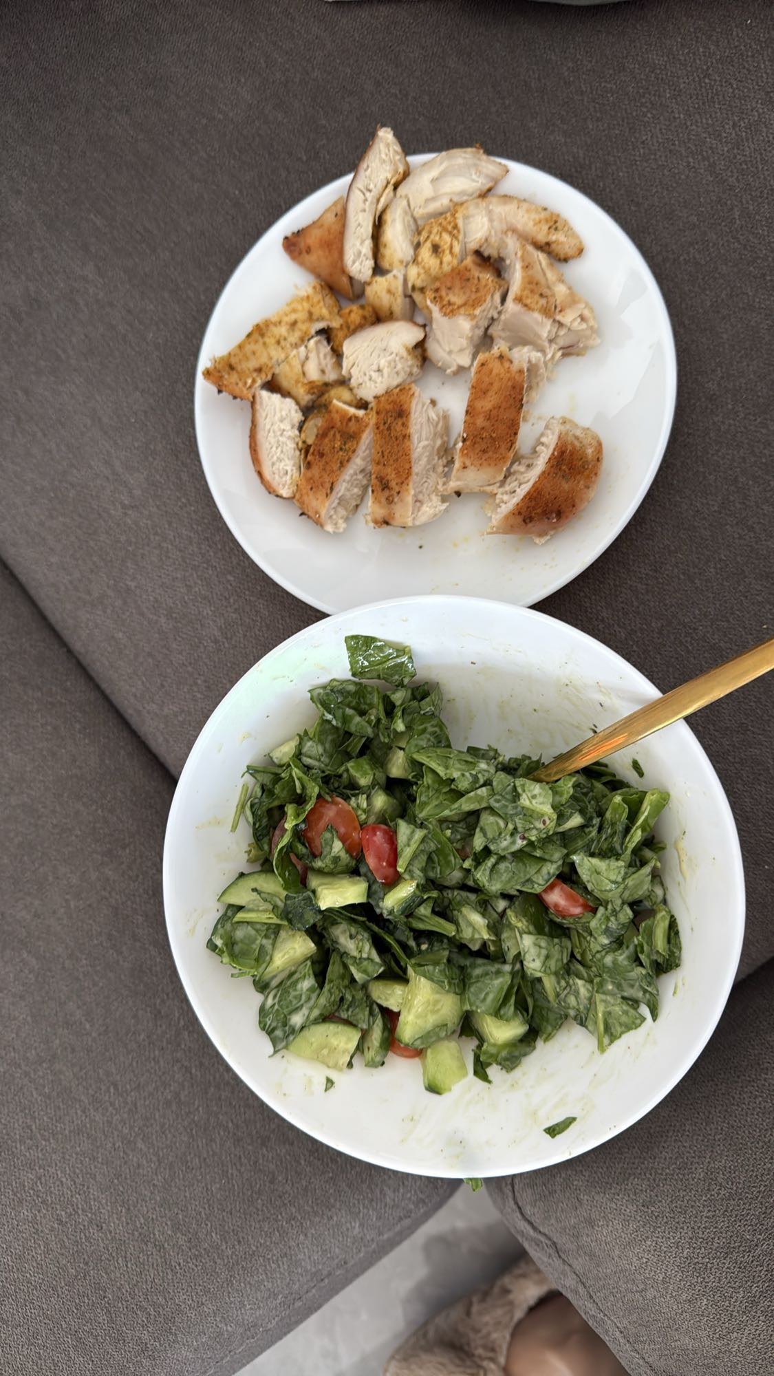 Курица с овощным салатом