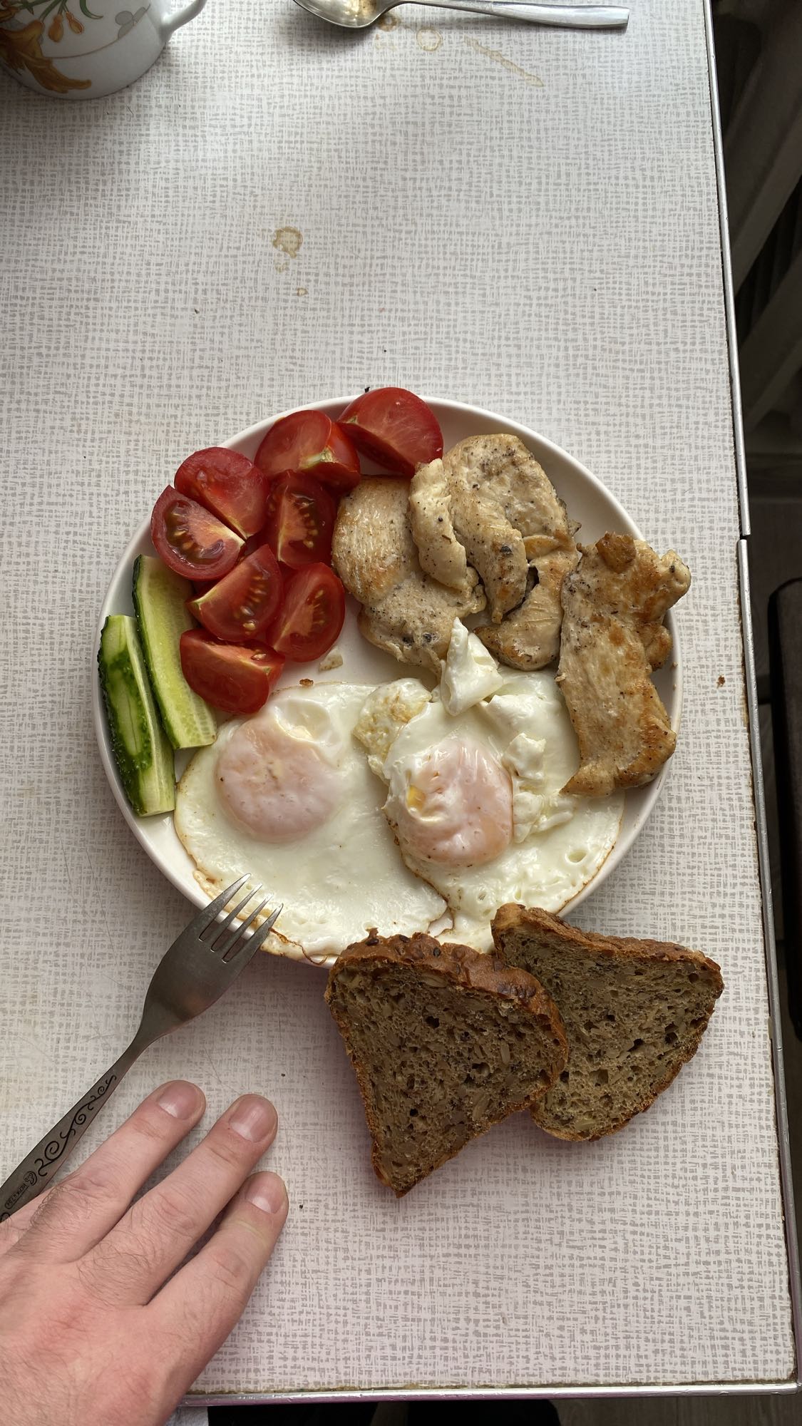 Завтрак с яйцами и курицей