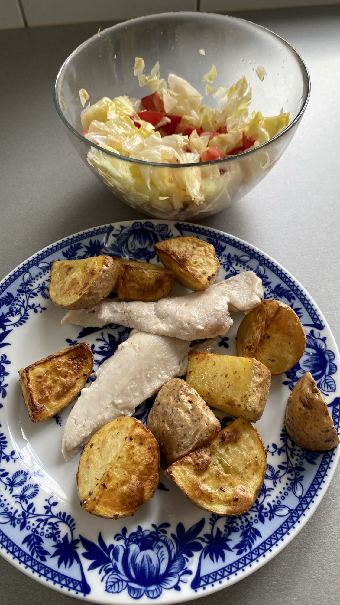 Kurczak z ziemniakami i sałatą