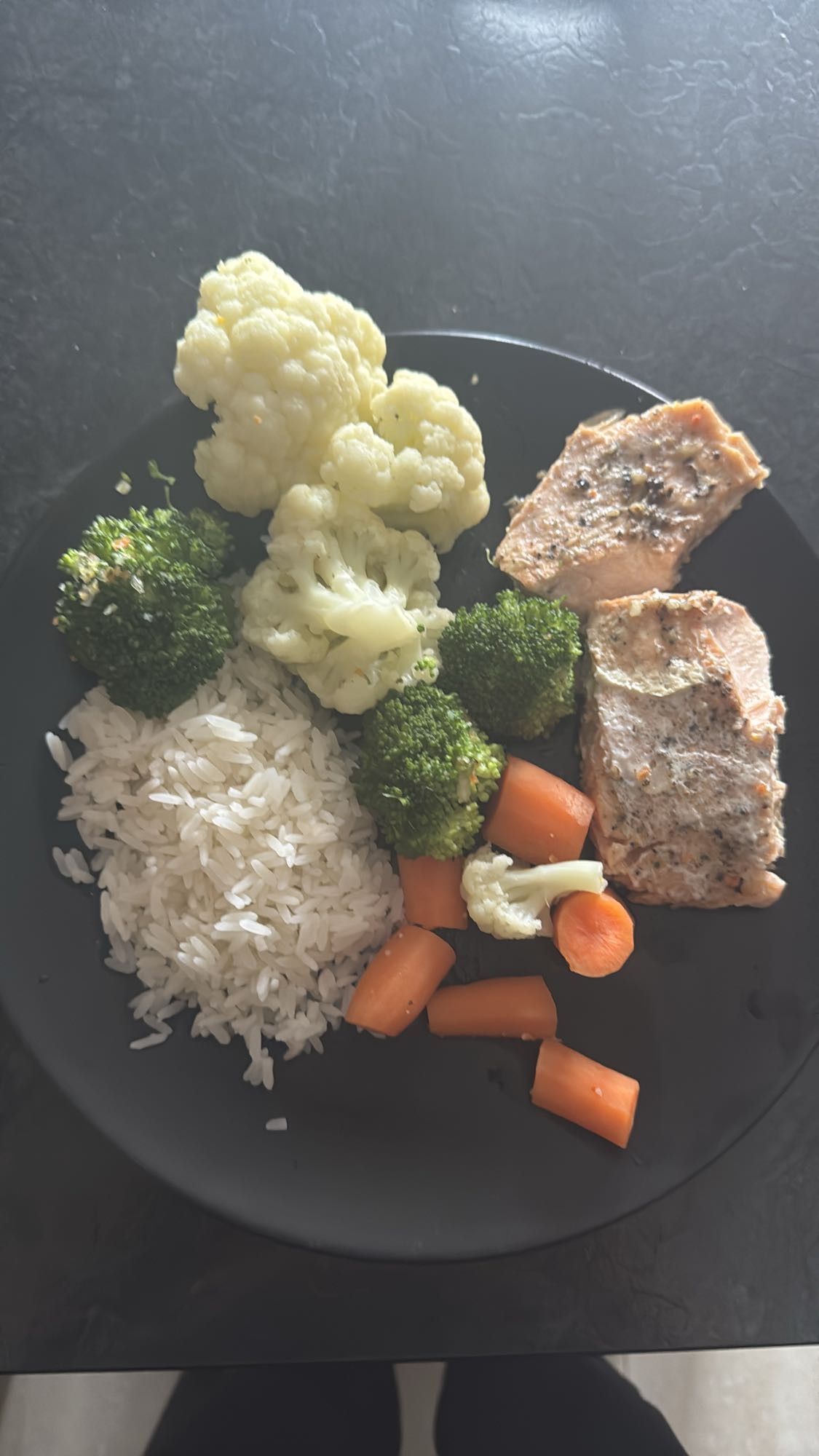 Łosoś z ryżem i warzywami