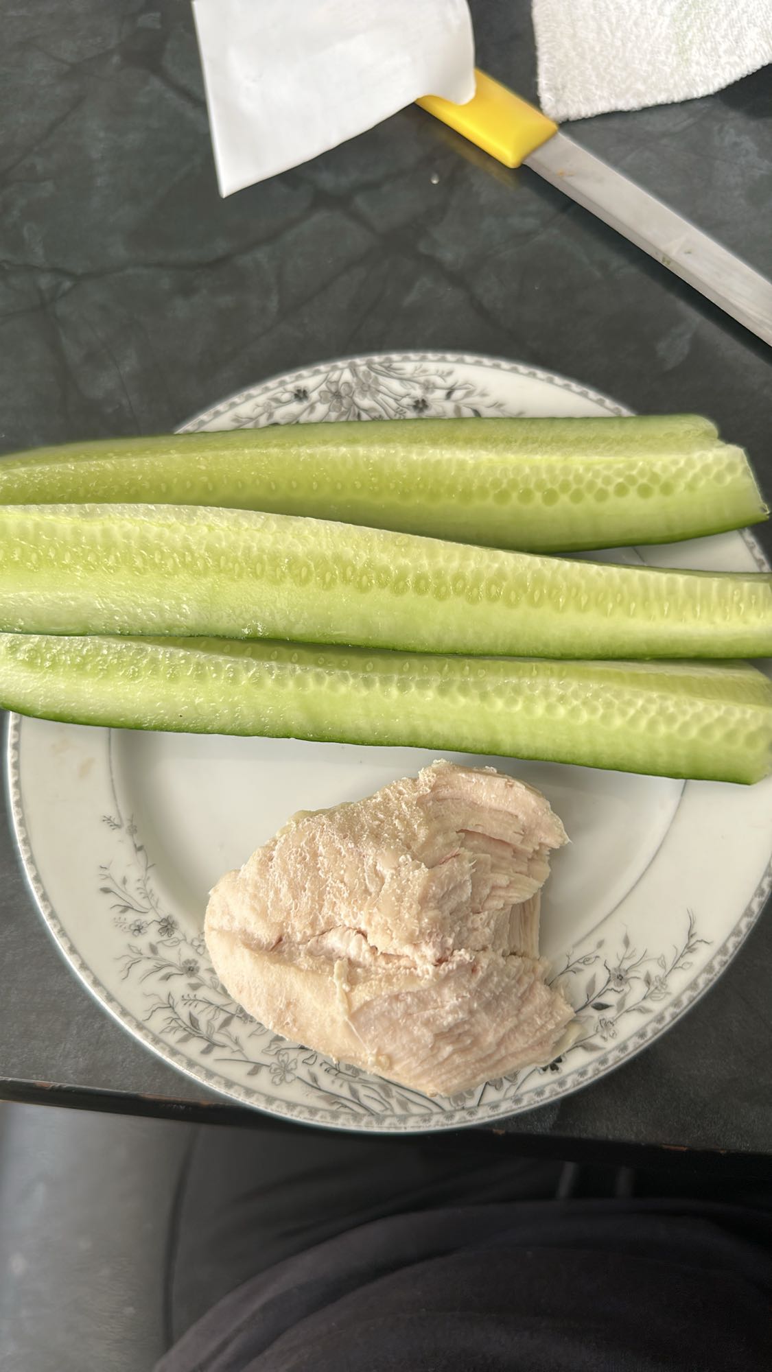 Курица с огурцами