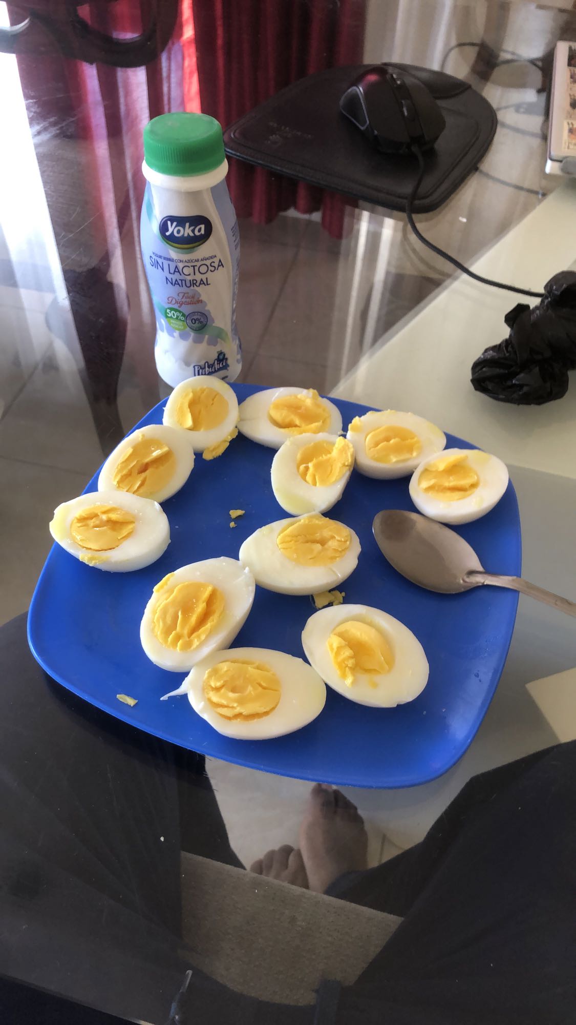 Huevos cocidos y yogur