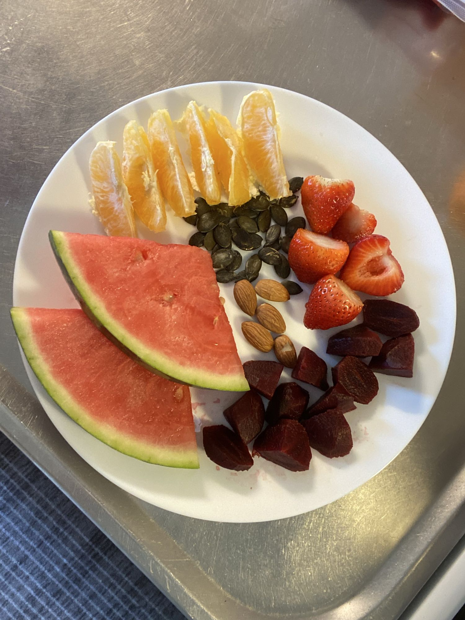 طبق فواكه ومكسرات