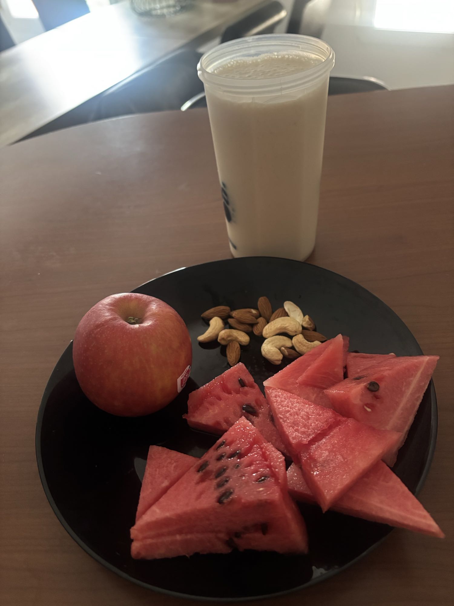 Fruits et lait aux noix