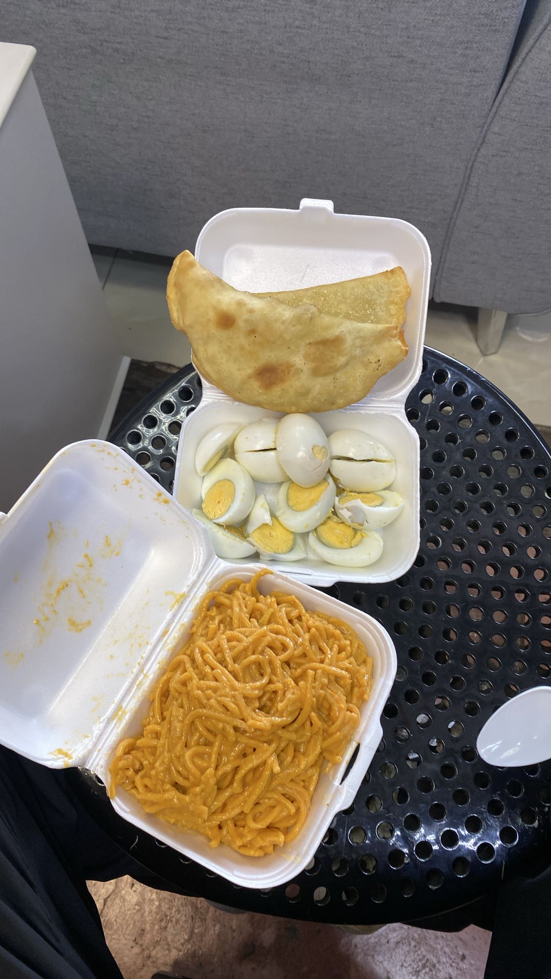 Huevos con pasta y empanada