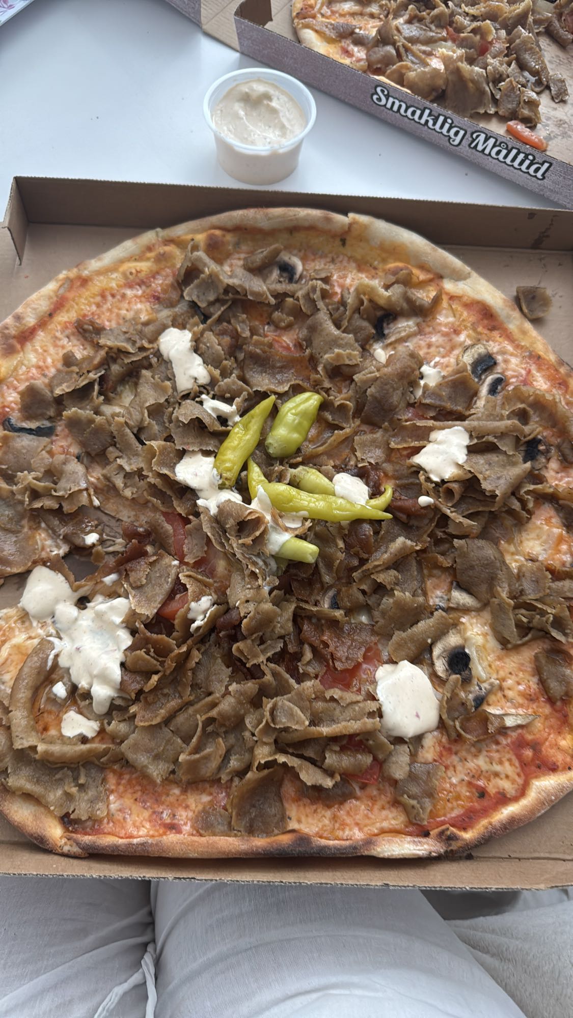 Kebabpizza med sås