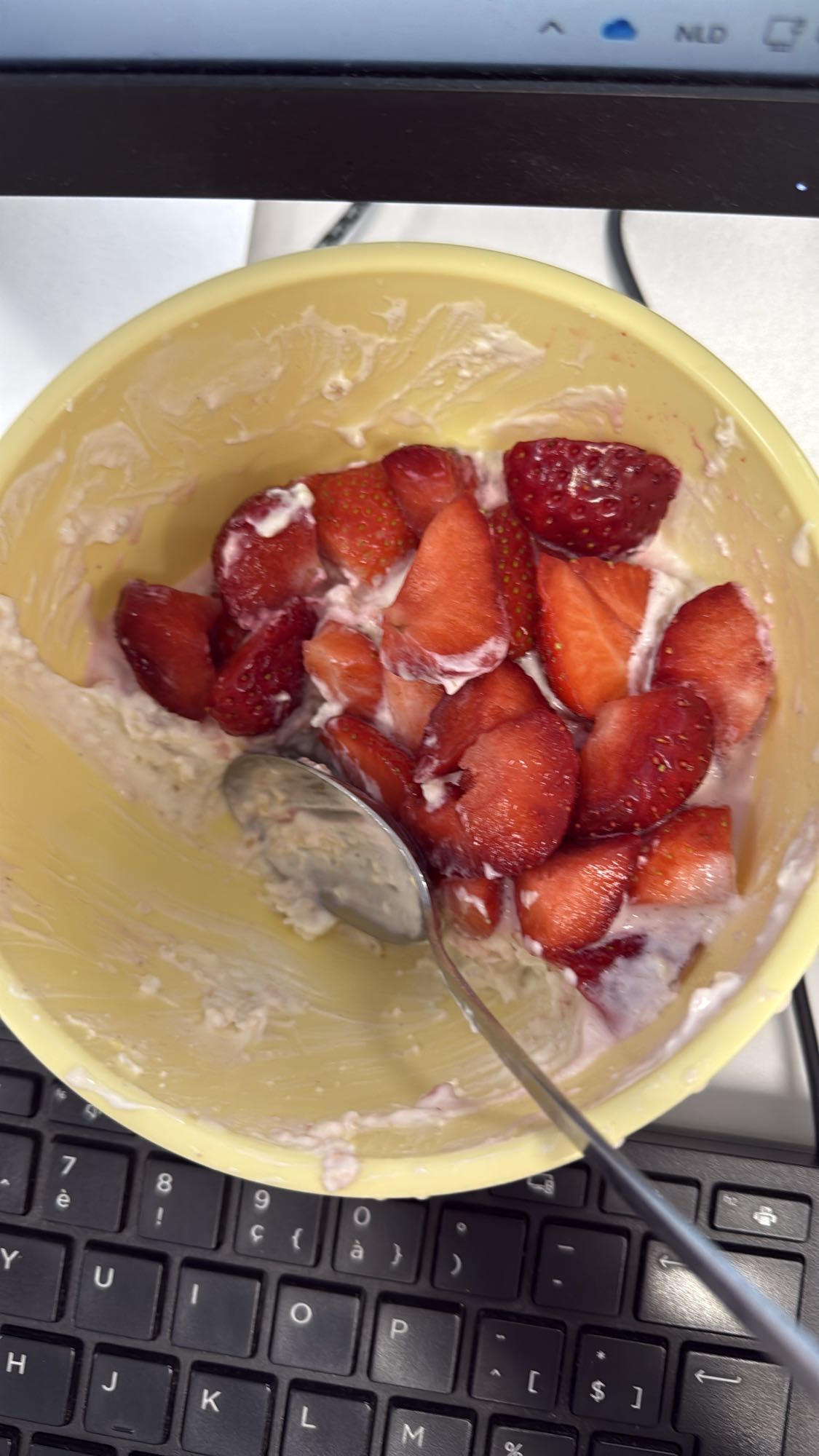 Aardbei yoghurt ontbijt