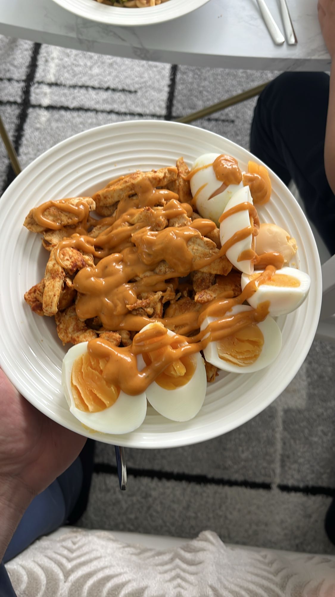 Pollo con huevos y salsa