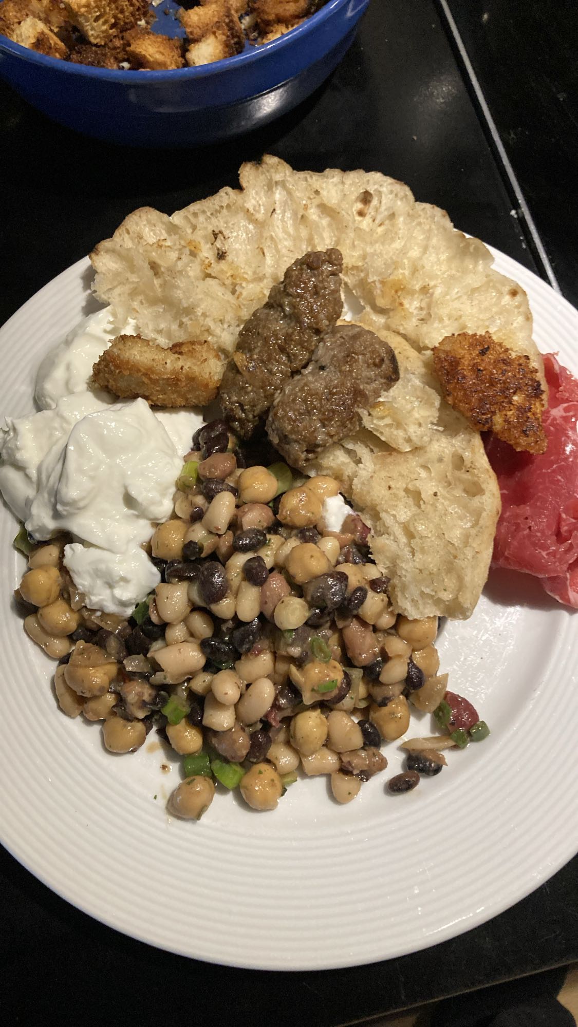 Bönsallad med kött och bröd