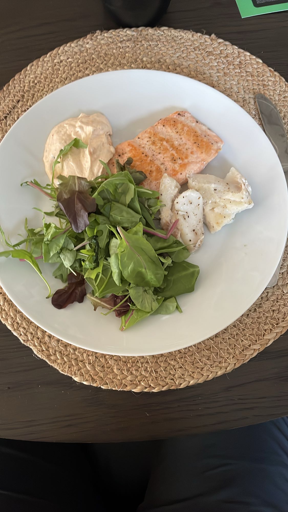 Lax med sallad och sås