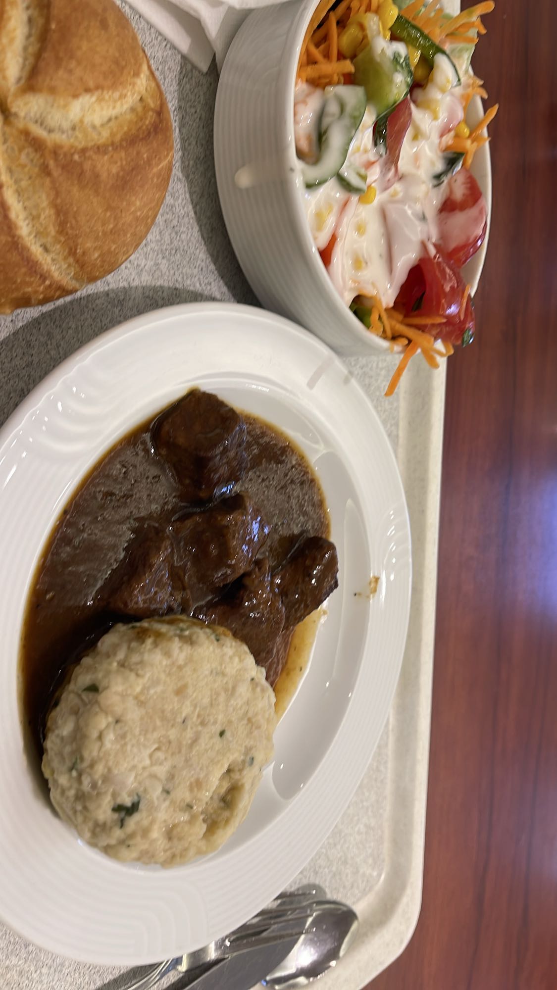 Rindergulasch mit Salat