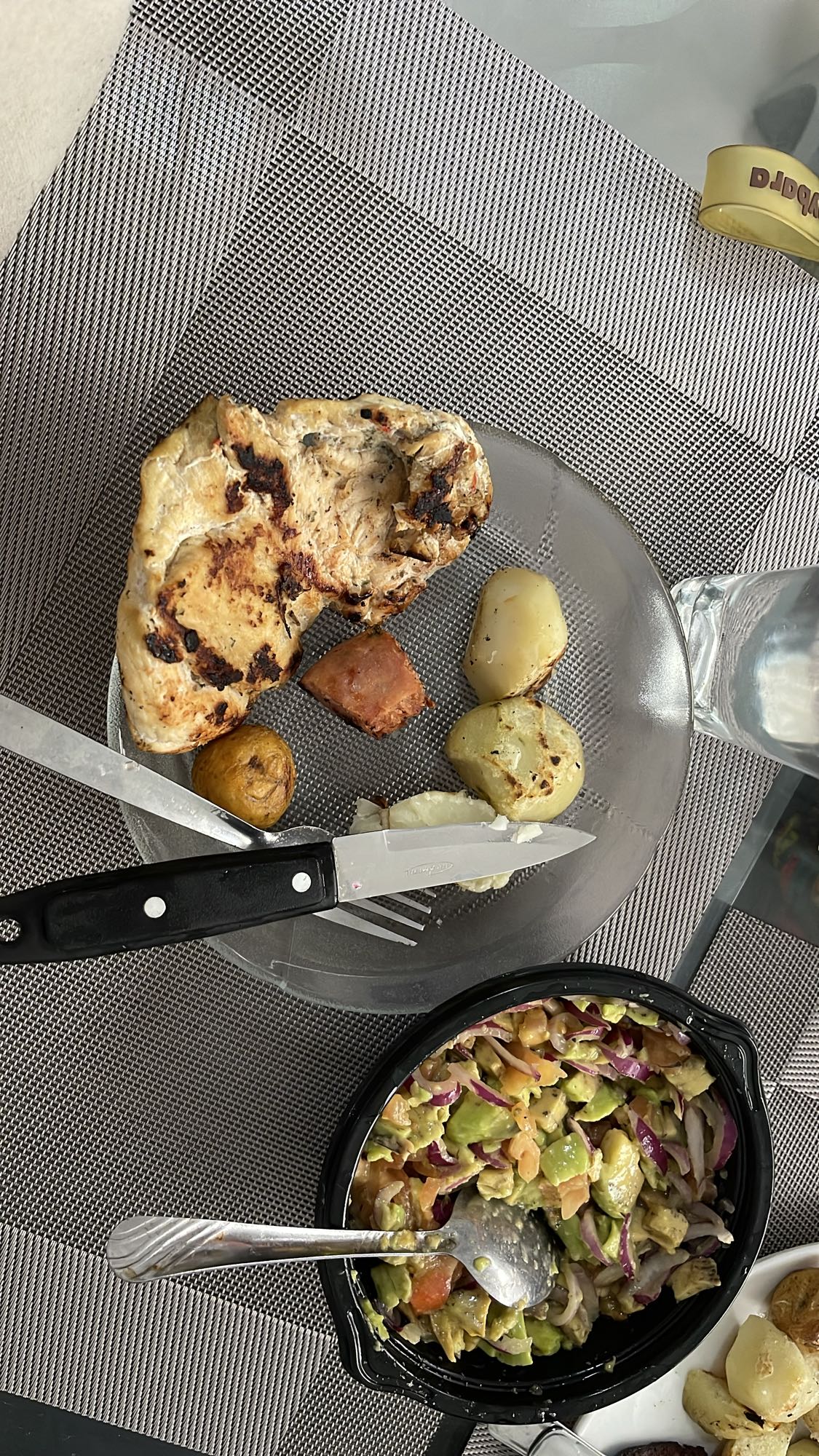 Pollo con papas y ensalada