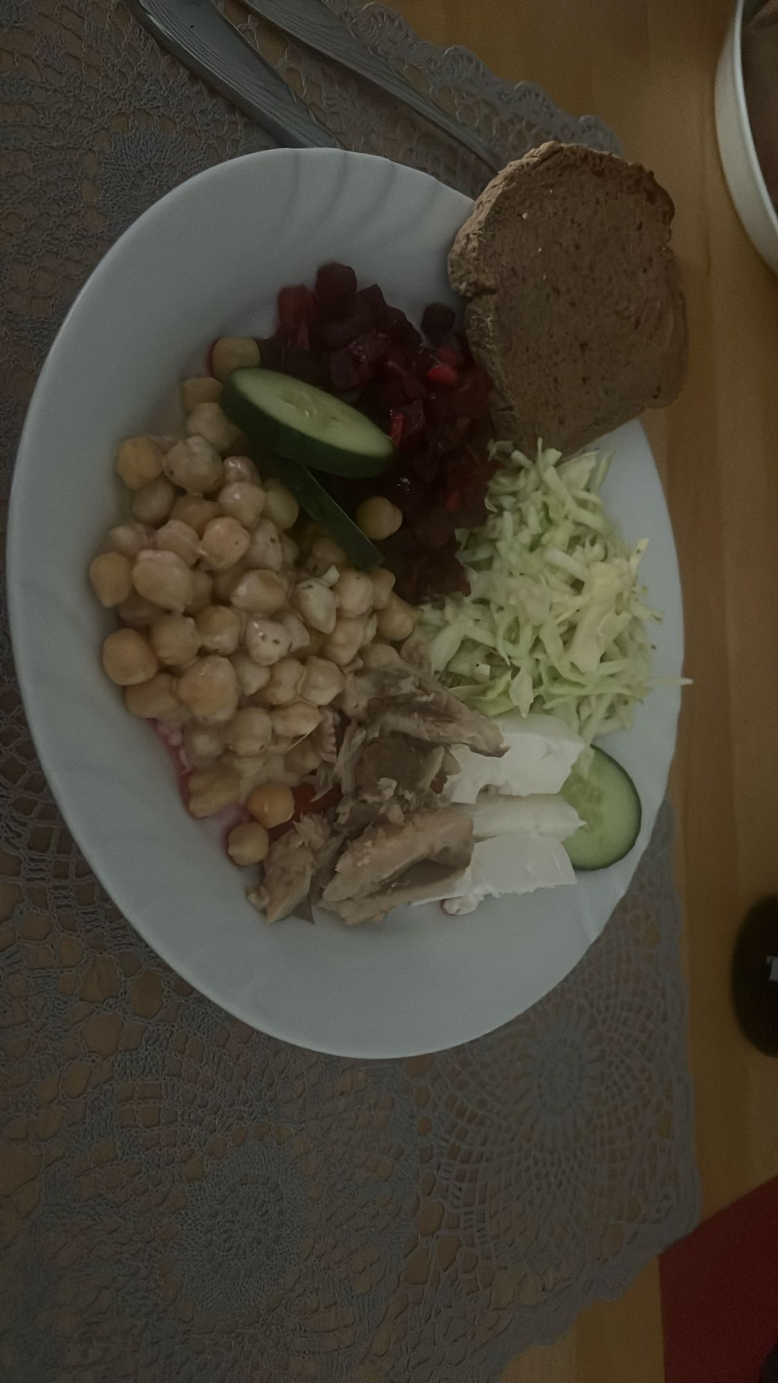 Salat mit Hähnchen und Brot