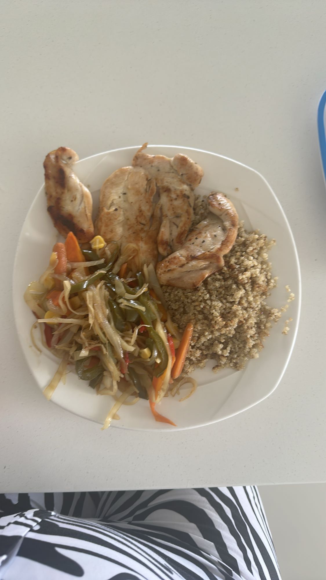 Pollo con quinoa y vegetales
