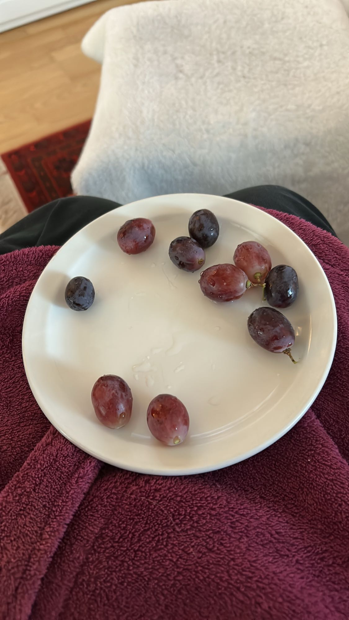 Tallrik med vindruvor