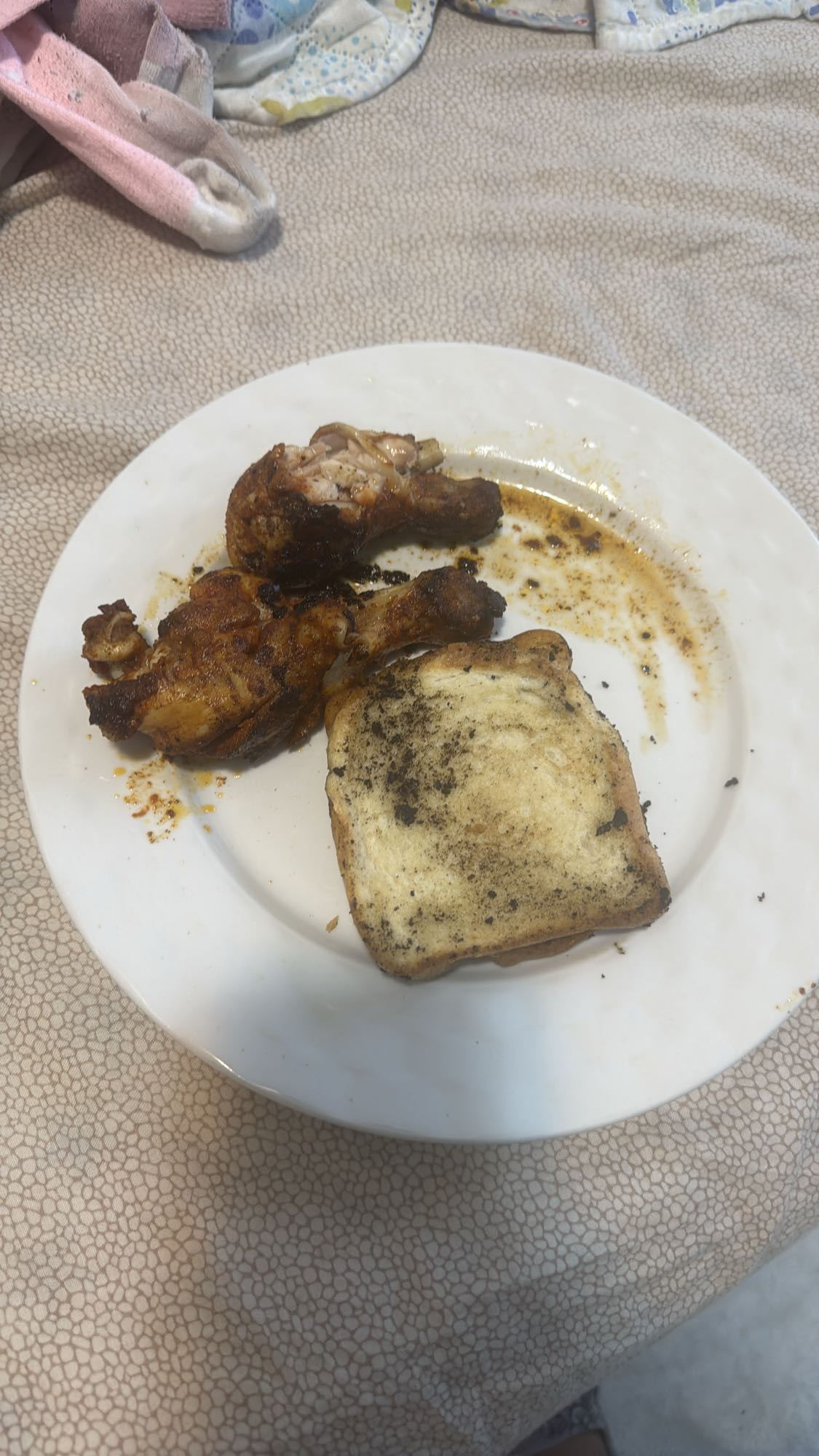 Pollo con pan tostado