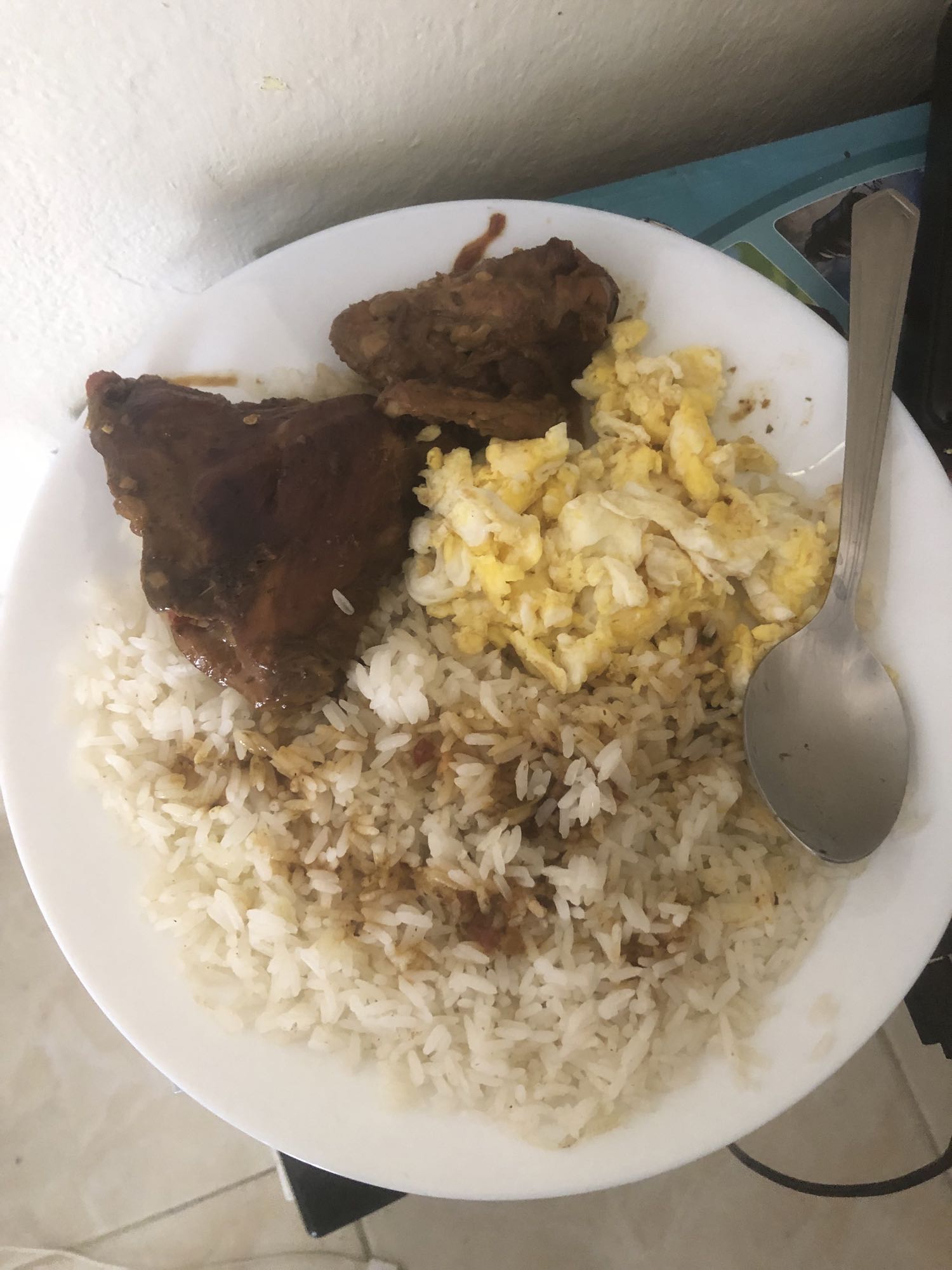 Arroz con huevo y carne