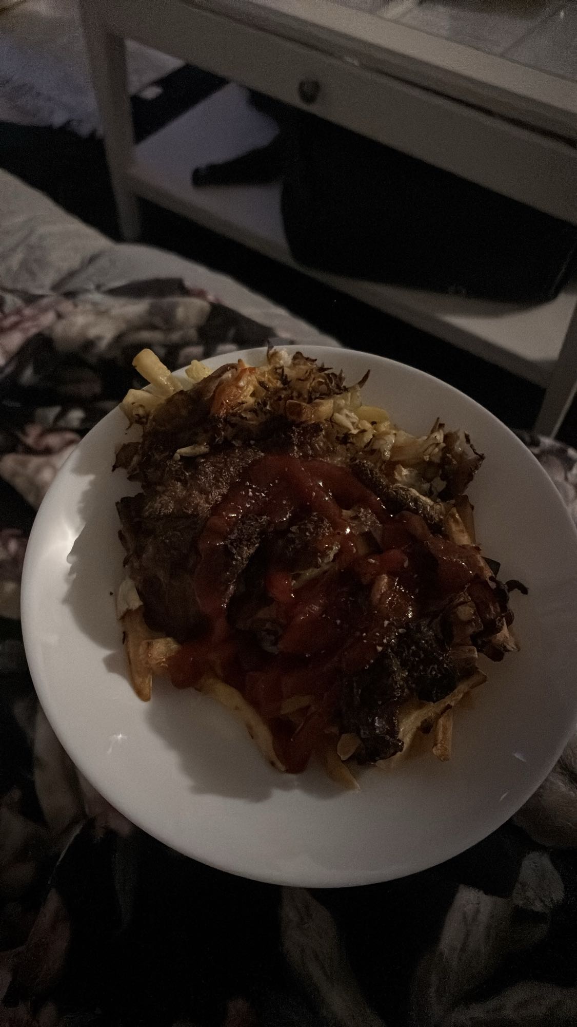 Frytki z mięsem i sosem