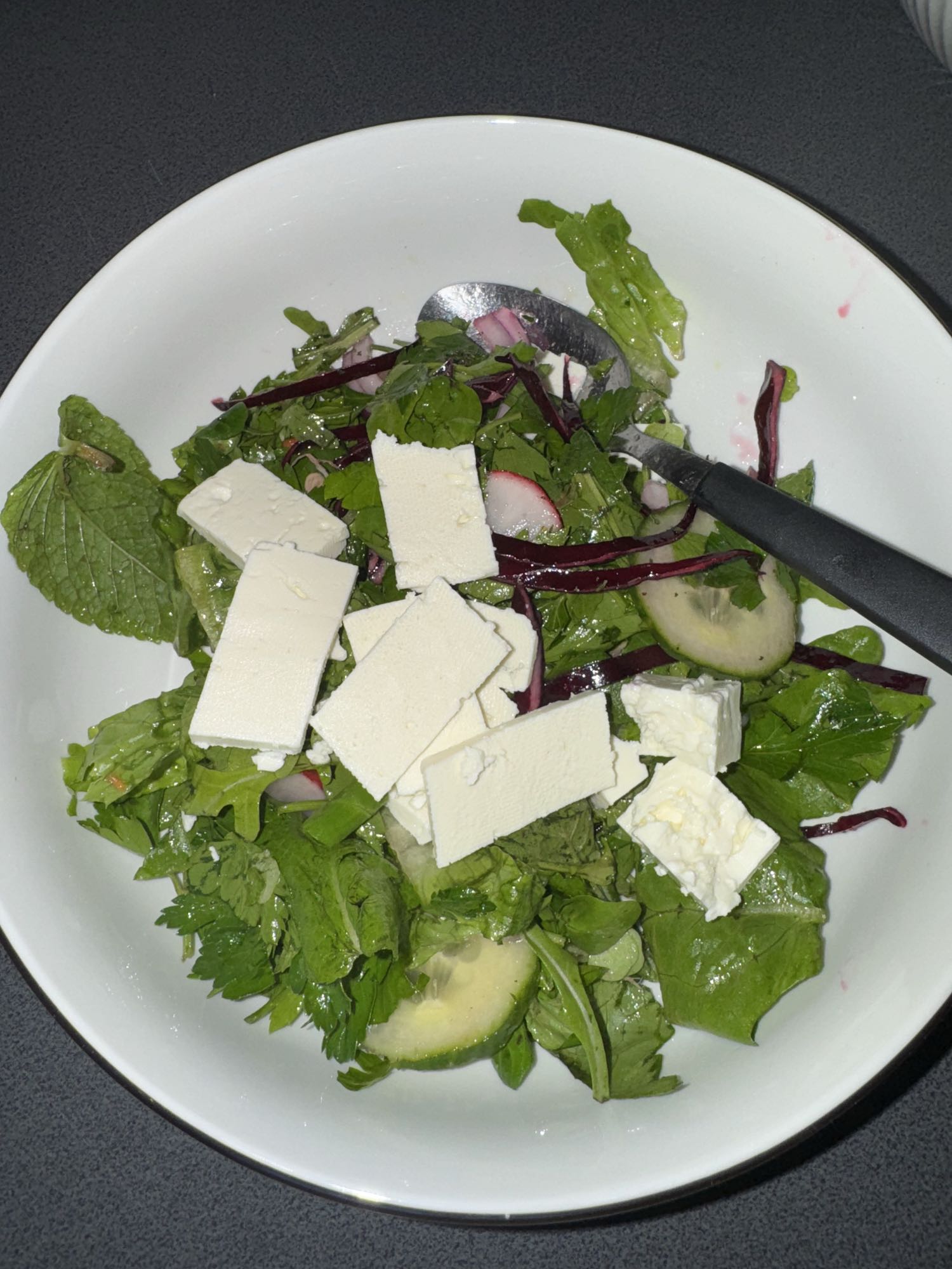 Grüner Salat mit Käse