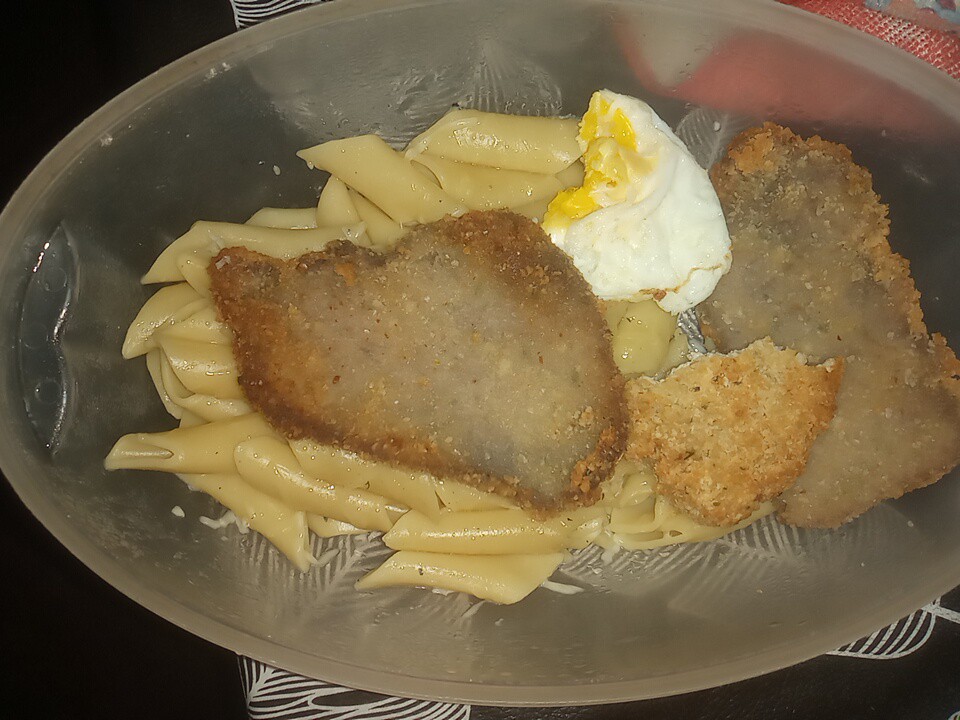 Pasta con milanesa y huevo