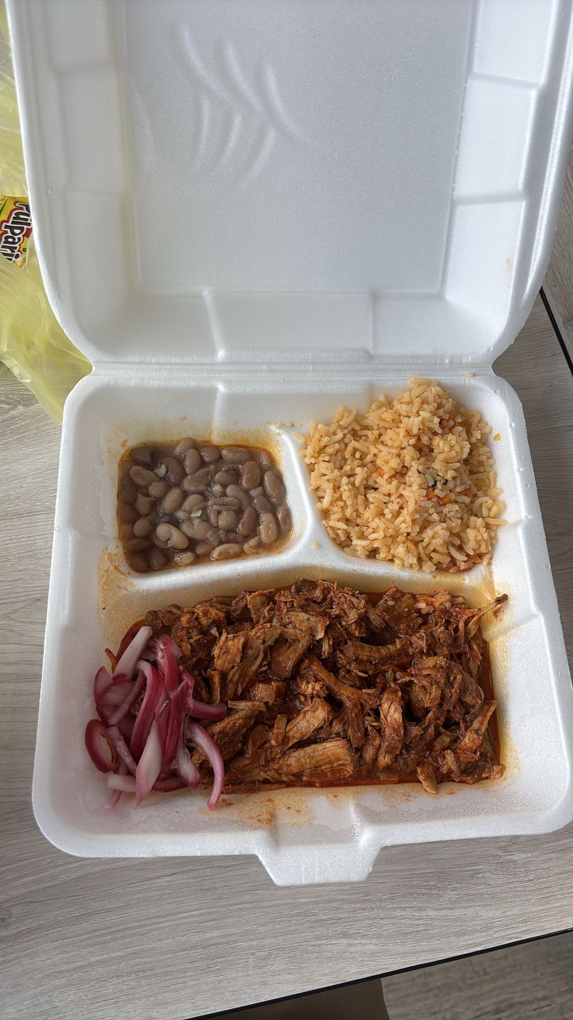 Cochinita con arroz y frijol