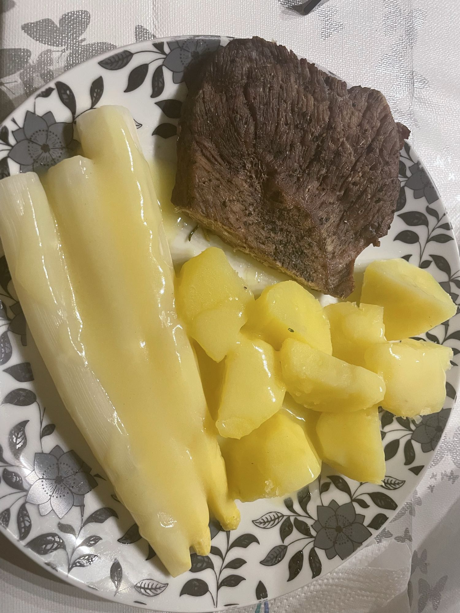 Carne com batata e aspargos