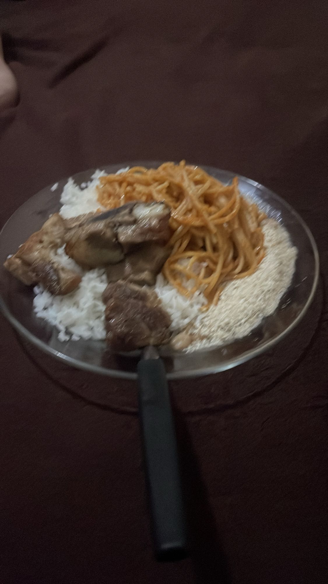 Arroz, macarrão e carne