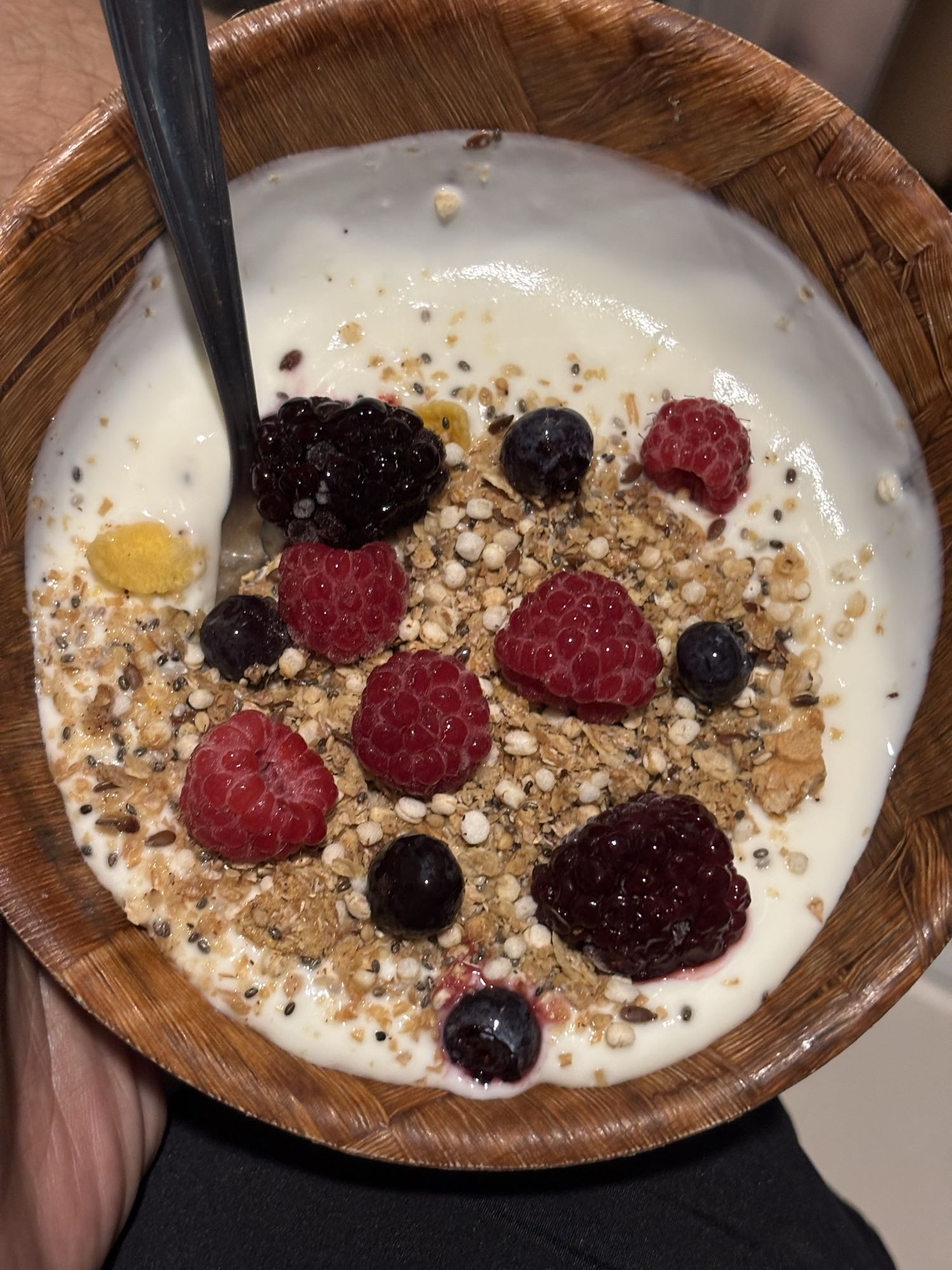 Yogur con granola y frutas