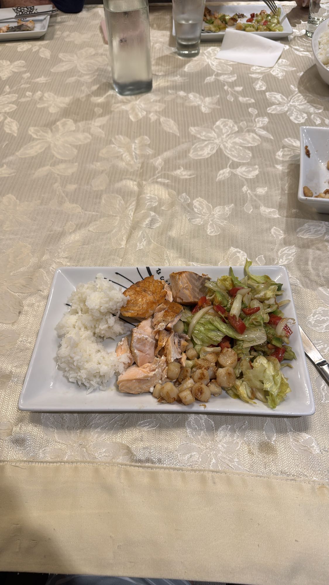 Salmón con arroz y ensalada