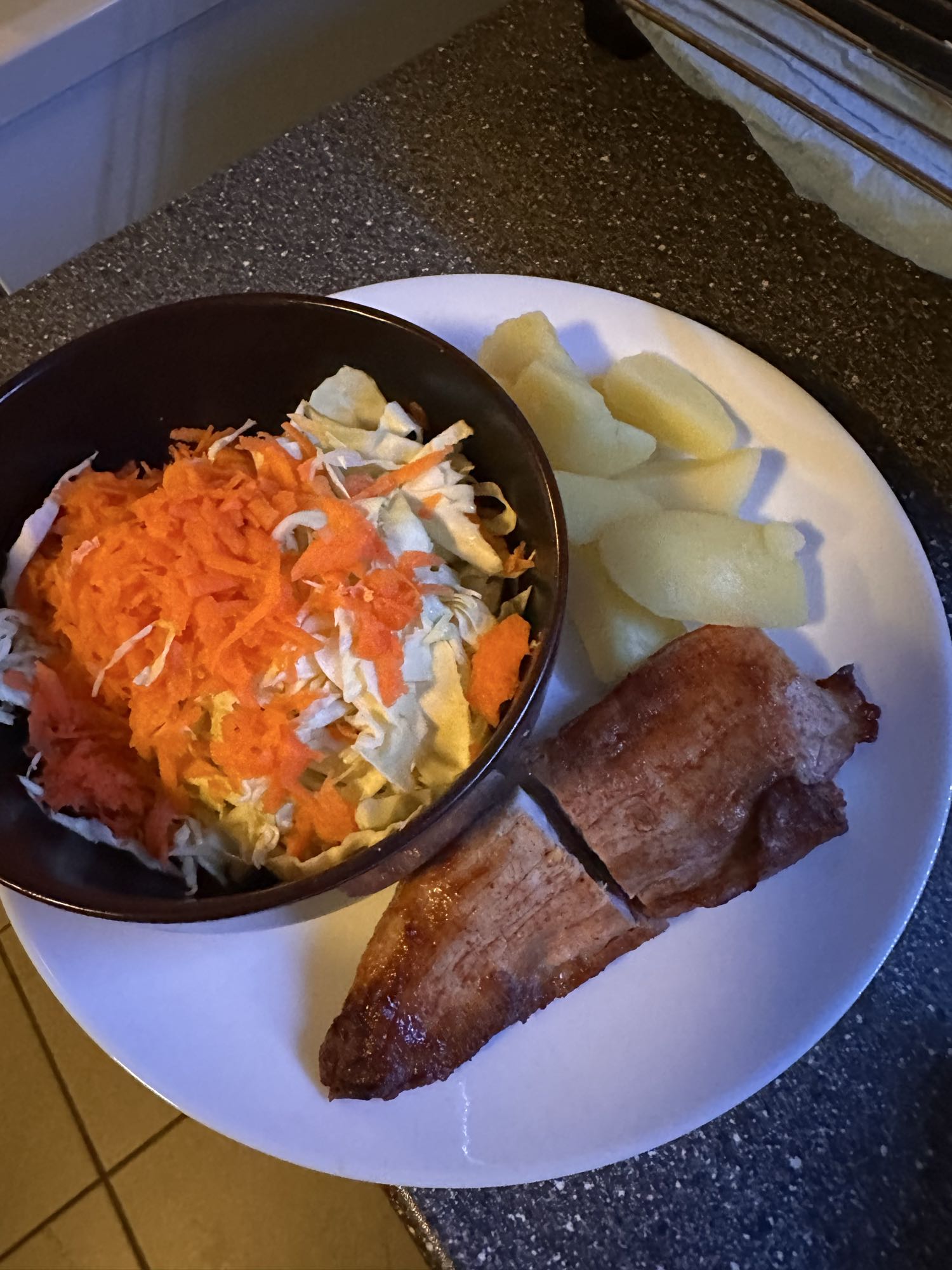 Friptură cu salată