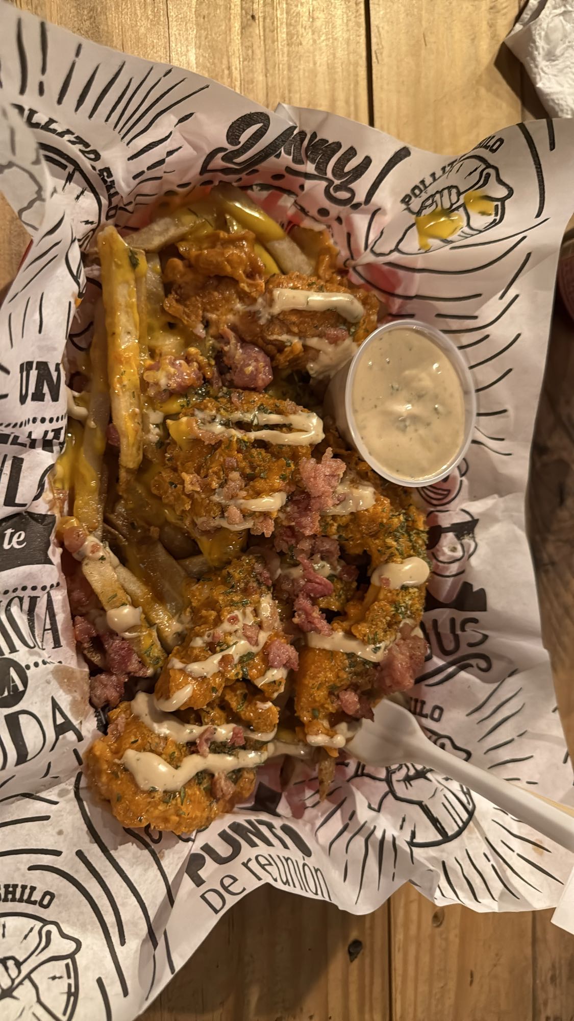 Papas con pollo frito