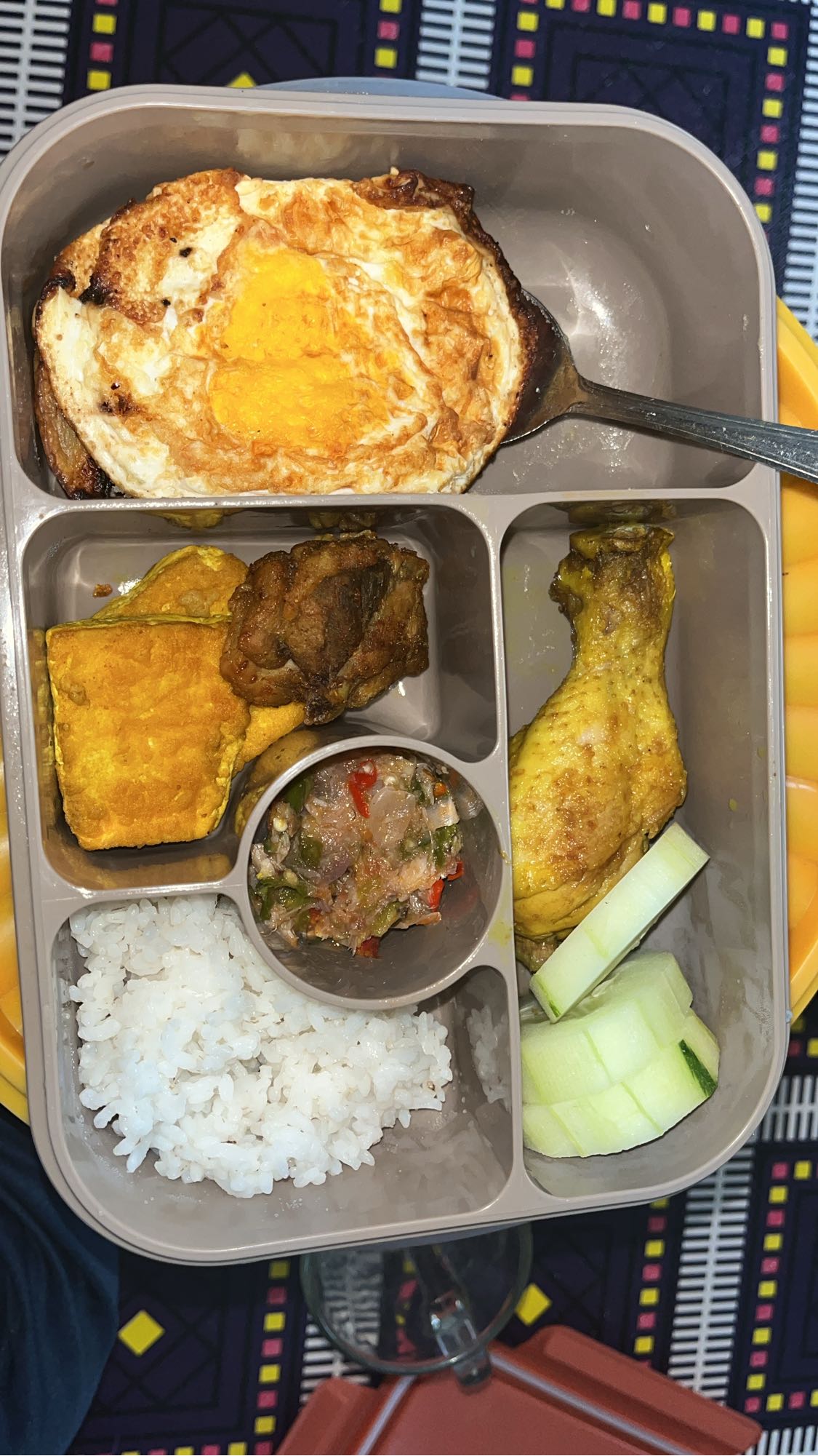 Nasi, ayam, telur, sambal