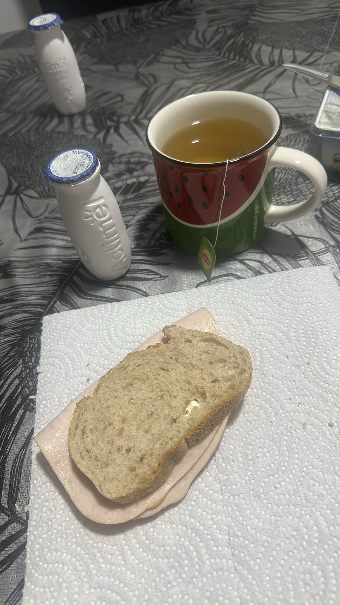 Sandwich et thé vert