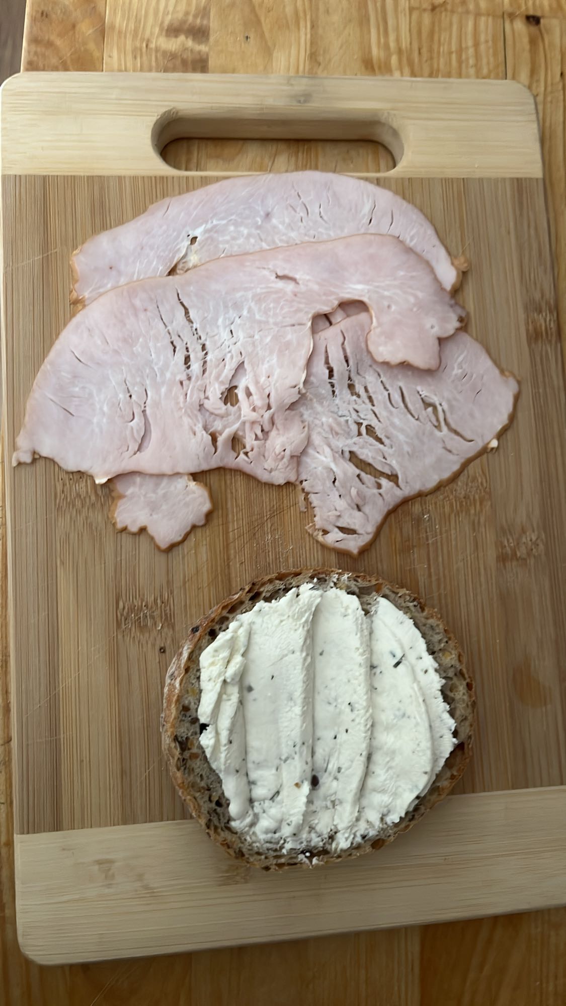 Kanapka z szynką i serkiem