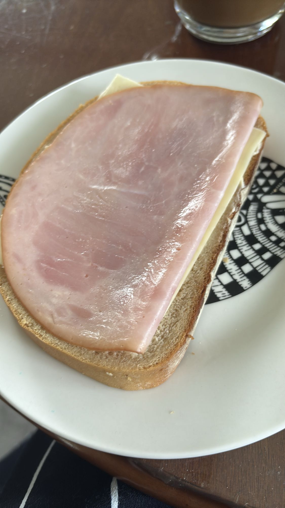 Skinksmörgås med ost