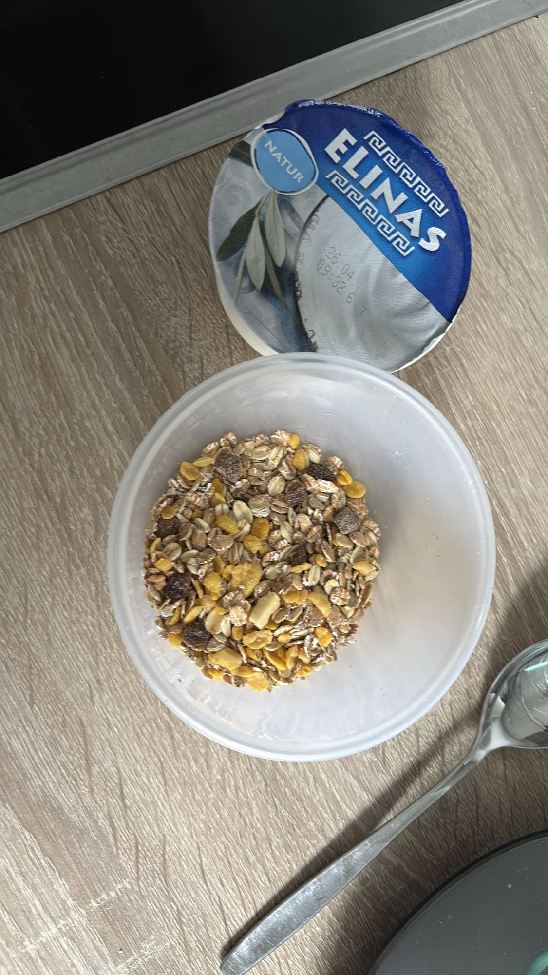 Joghurt mit Müsli