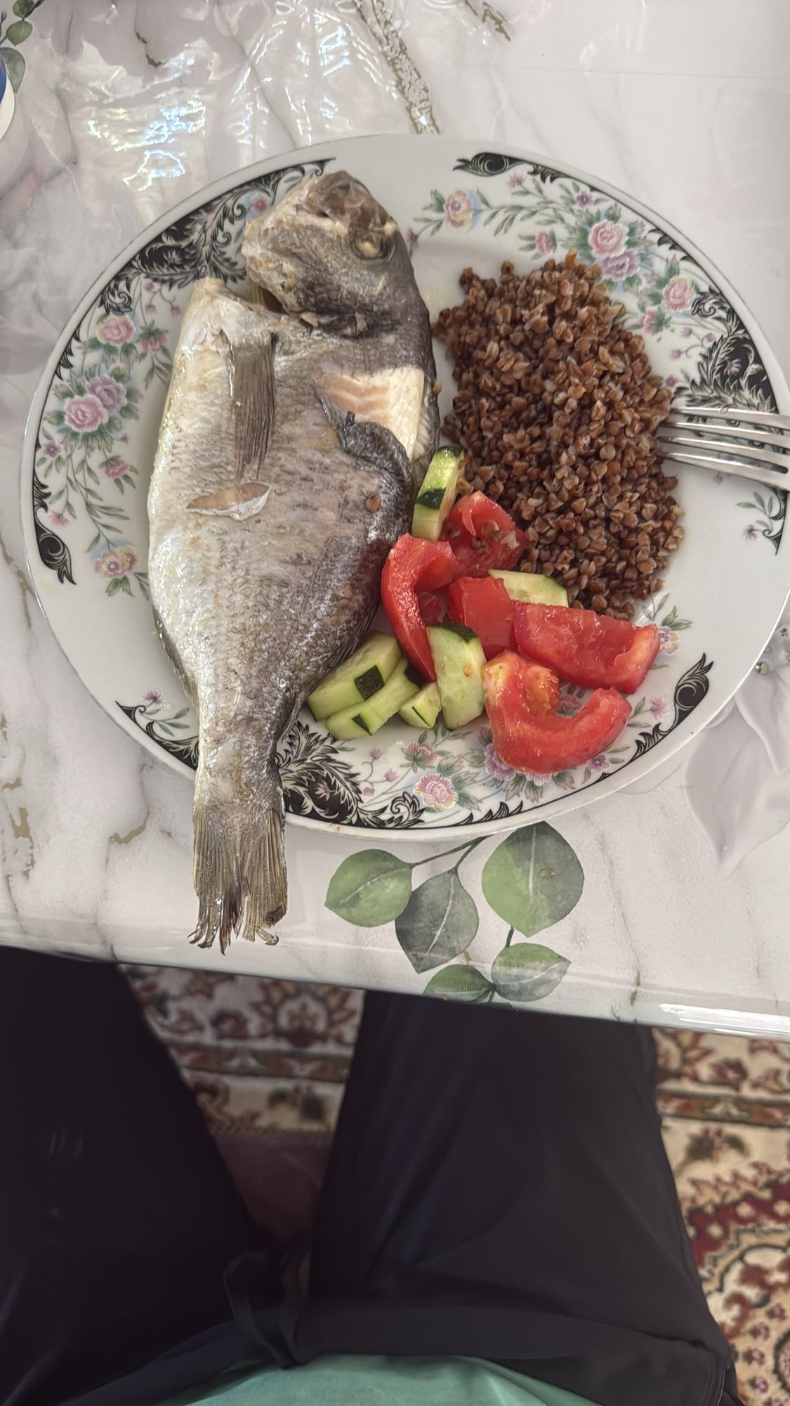 Рыба с гречкой и салатом