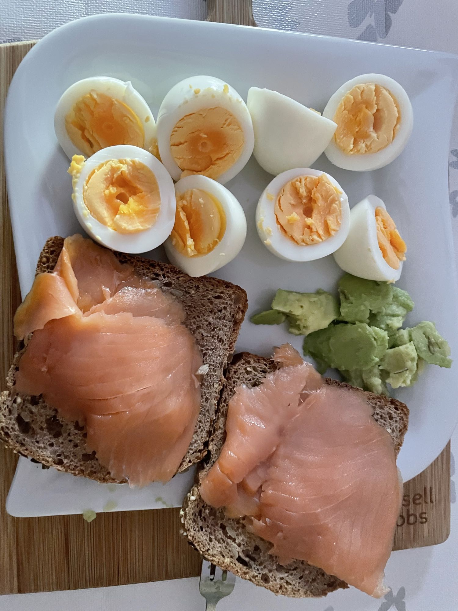 Huevos y salmón con pan