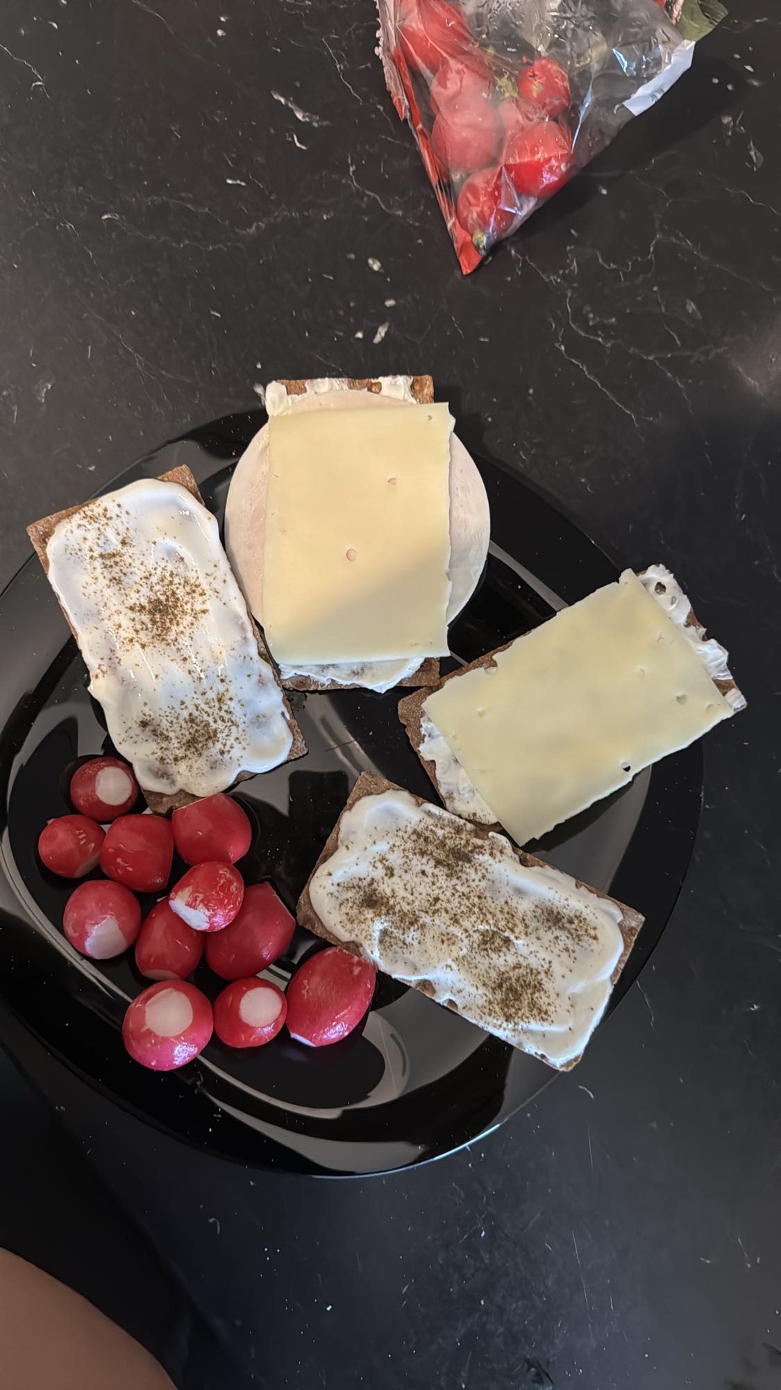 Knäckebrot mit Yourgut Light, Kräuterquark Light, Käse light und Putenbrust