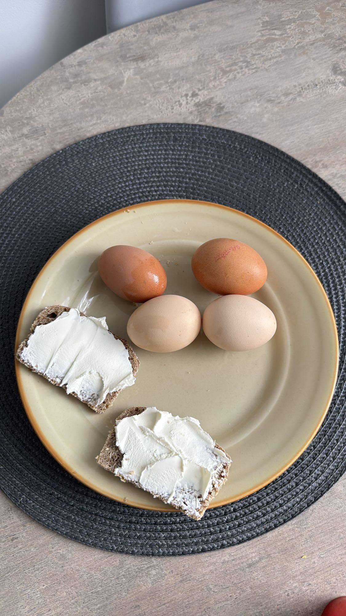 Jajka i chleb z twarogiem