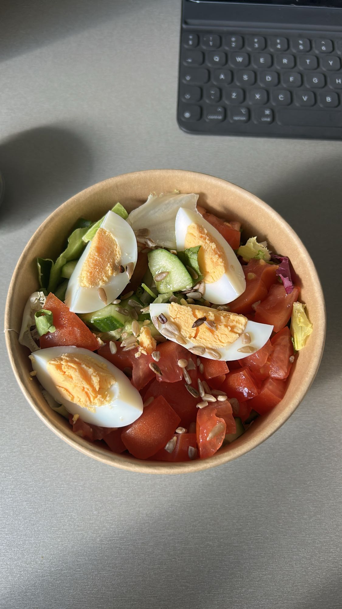 Sałatka z jajkiem i warzywami