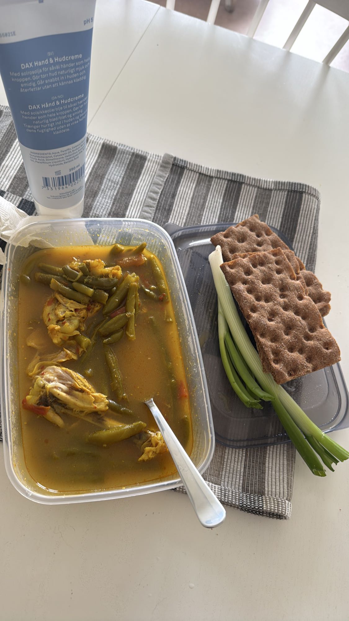 Kycklingsoppa med knäckebröd